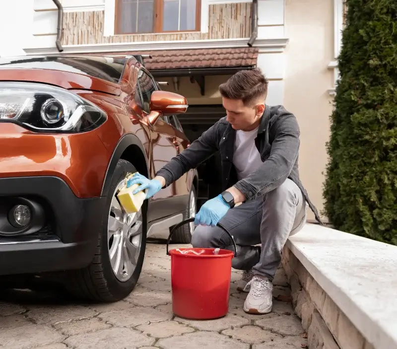 Lavage auto à domicile Fanjeaux : professionnel intervenant sur un véhicule